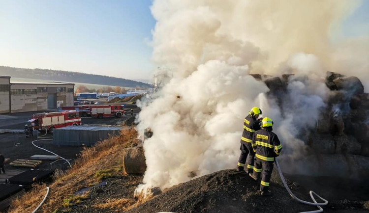 V Tymákově u Plzně hoří už druhý den balíky slámy.