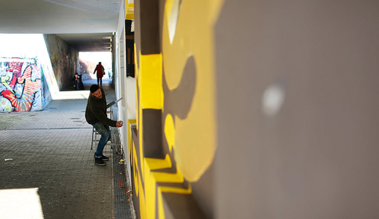 V centru Plzně mají "zeď míru" od německého výtvarníka a studentů.