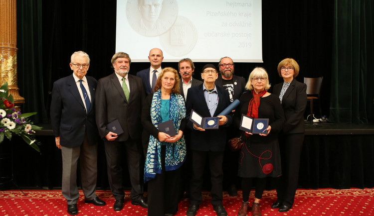 Plzeňský hejtman ocenil osm lidí za odvážné občanské postoje.