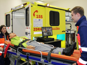 Zdravotničtí studenti v Plzni mají simulátor sanitky