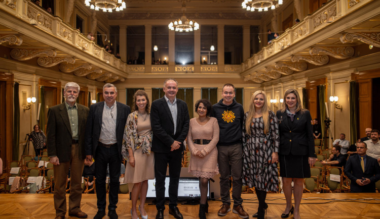 Potlesky ve stoje pro pokoru a lidskost. Z vedení firem zatím nezmizely!.