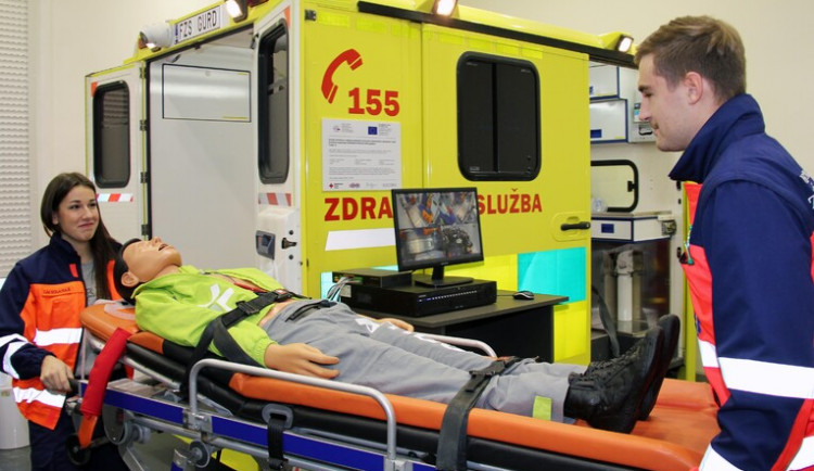 Zdravotničtí studenti v Plzni mají simulátor sanitky.