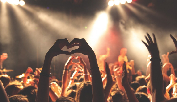 Velvet Club Revolution. Listopadové oslavy dnes v noci zakončí párty v sedmi klubech najednou