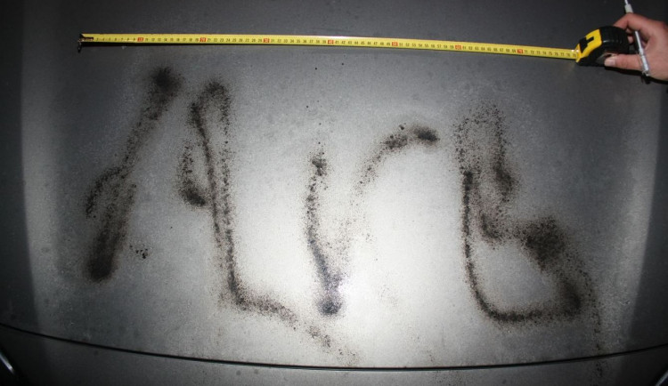 FOTO: Opilá žena běhala po Brně a sprejovala po domech a autech