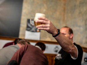 Sedm sládků spojilo síly. Výsledkem je ležák z unikátního chmele.