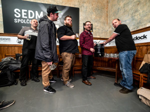 Sedm sládků spojilo síly. Výsledkem je ležák z unikátního chmele.