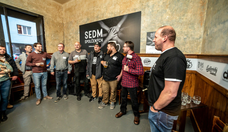 Sedm sládků spojilo síly. Výsledkem je ležák z unikátního chmele.