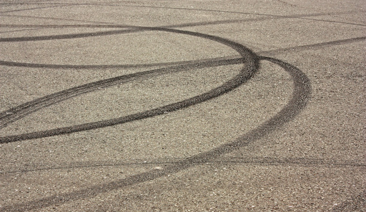 Opilý řidič smykoval na Cejlu přes ruční brzdu, zaujal pozornost policistů