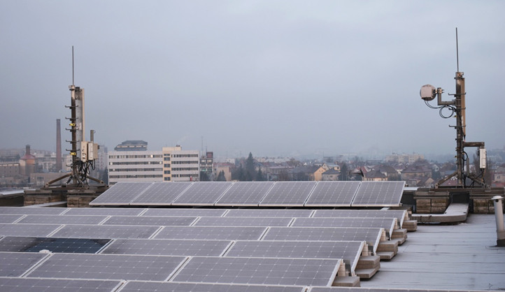 První z budov plzeňského magistrátu má na střeše solární panely.