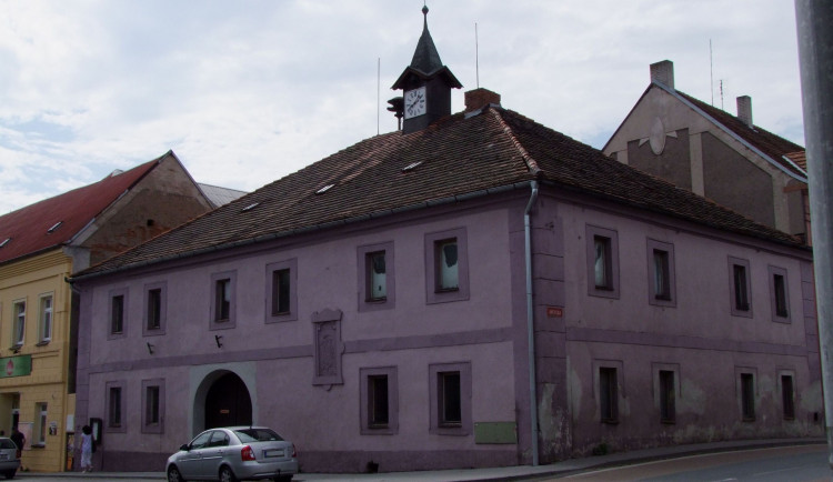 Staňkov opravil starou radnici pro knihovnu i pro seniory.