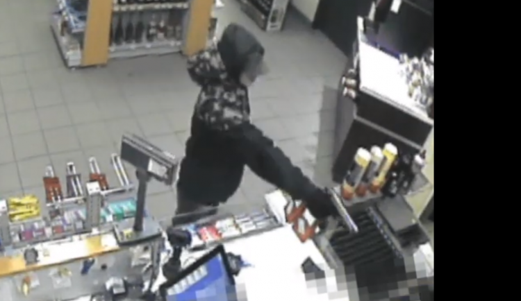 VIDEO: Mladý lupič přepadl benzínku na Vyškovsku. Pumpařce namířil zbraň z blízka do obličeje