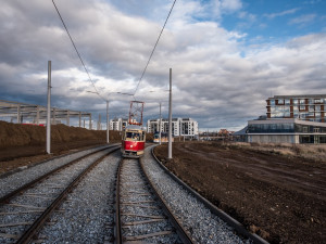 Nová tramvajová trať v Plzni doveze cestující až k univerzitě.
