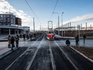 Nová tramvajová trať v Plzni doveze cestující až k univerzitě.