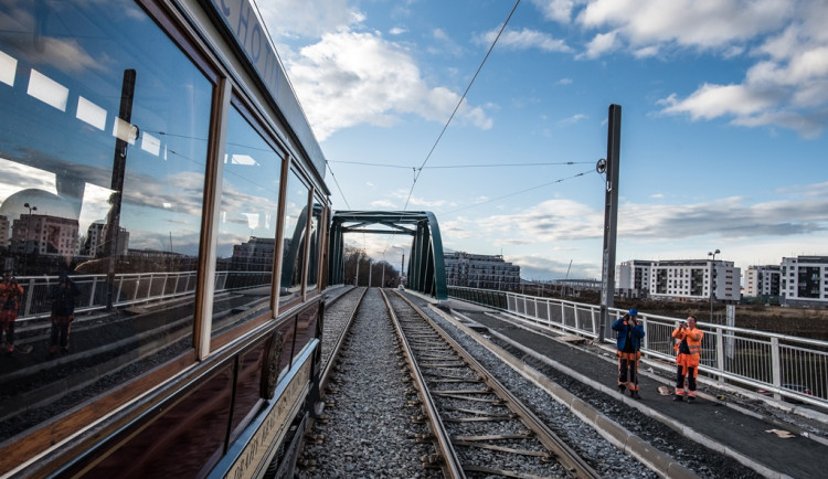 Nová tramvajová trať v Plzni doveze cestující až k univerzitě.
