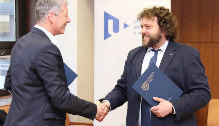 CFO BMW Roland Krause (zleva)  a děkan FST ZČU Milan Edl.
