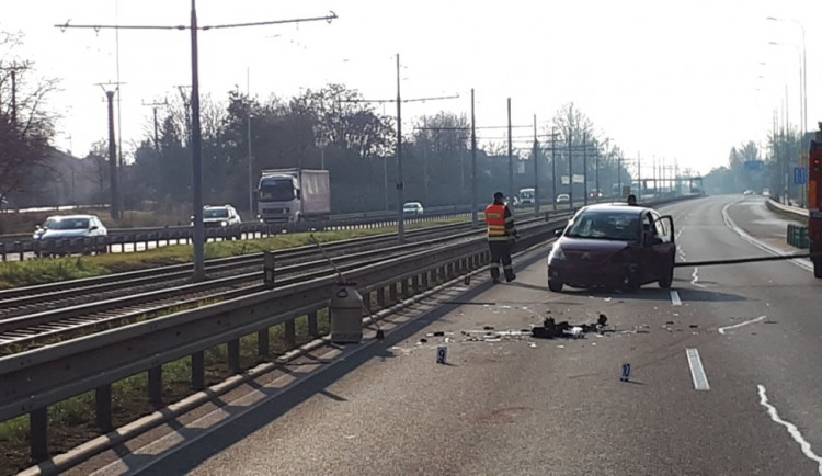 FOTO: Řidička zazmatkovala a přejela u Modřic do protisměru, srazila se s protijedoucím autem