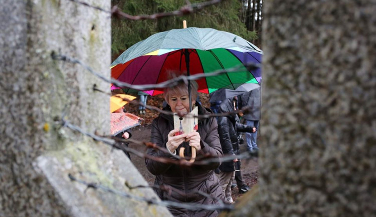 U železné opony znovu ministři ČR a SRN přestřihli ostnaté dráty.