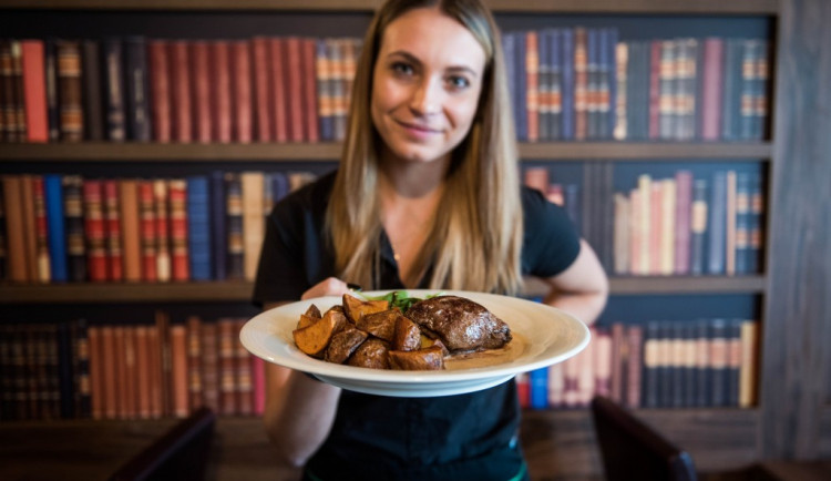 Krásné lesy na okraji Brna skrývají sympatickou restauraci a penzion. Patron nabízí poctivou moravskou kuchyni a zvěřinové speciality