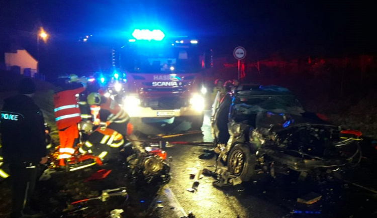 Při nehodě na Plzeňsku se zranilo osm lidí včetně dvou dětí.