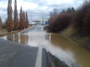 Havárie vodovodního řadu v Plzni omezila provoz na okraji města