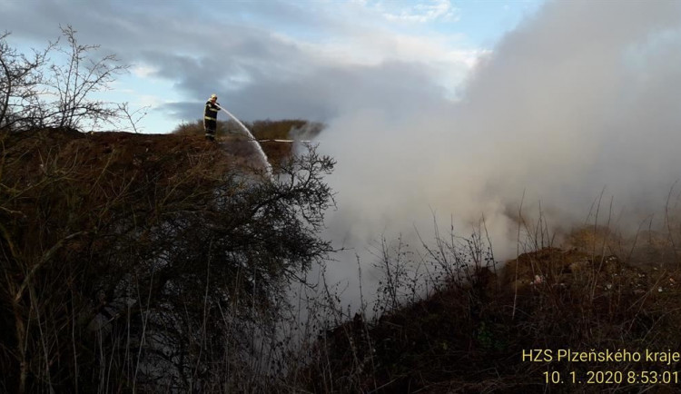 Ve Strýčkovicích na Domažlicku hoří nelegální skládka