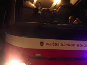 VIDEO: Po večerním požáru vlaku už Ejpovickým tunelem znovu jezdí vlaky