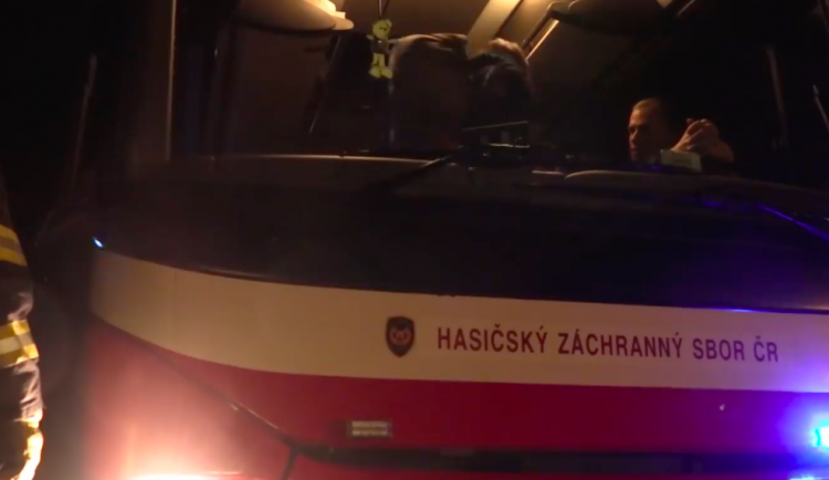 Po večerním požáru vlaku už Ejpovickým tunelem znovu jezdí vlaky