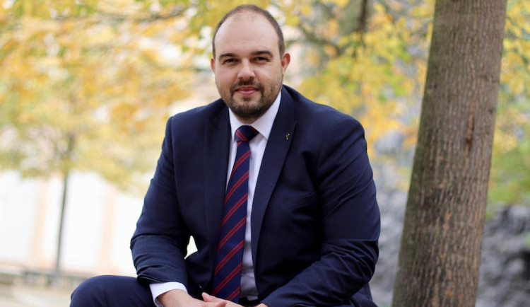 Předsedou Pirátů v Plzeňském kraji je opět poslanec Lukáš Bartoň.