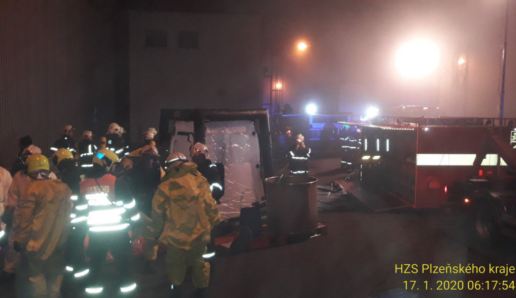 Ve Stříbře unikla kyselina, hasiči ji zachytili do jímky.