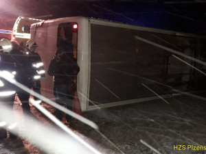 FOTO: Nehoda autobusu na Klatovsku si vyžádala tři lehce zraněné ženy