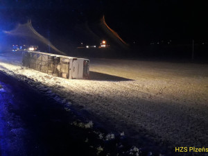Nehoda autobusu na Klatovsku si vyžádala tři lehce zraněné ženy.