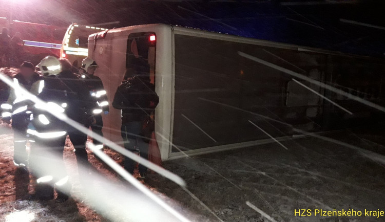 Nehoda autobusu na Klatovsku si vyžádala tři lehce zraněné ženy.