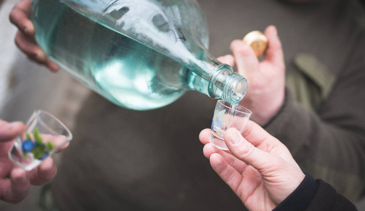 Zloděj ukradl z chatek patnáct litrů slivovice, tři kila uzeného, padesát domácích paštik a zahradního trpaslíka