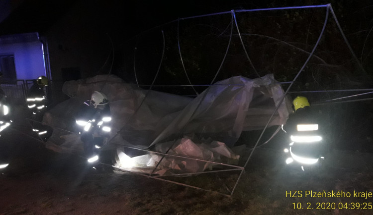 Hasiči v Plzeňském kraji vyjížděli kvůli větru k desítkám případů.