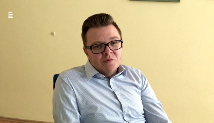 Policisté podezřívají Jiřího Faltýnka z braní úplatků, napsal server Aktuálně.cz