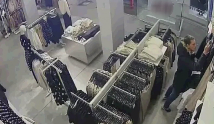 VIDEO: Mladý zloděj chodil pravidelně krást do obchodu v Brně. Nepoznáváte ho?