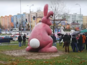Občané Plzně-Lochotína rozhodli, že chtějí sochu růžového králíka