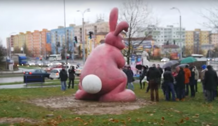 Občané Plzně-Lochotína rozhodli, že chtějí sochu růžového králíka.