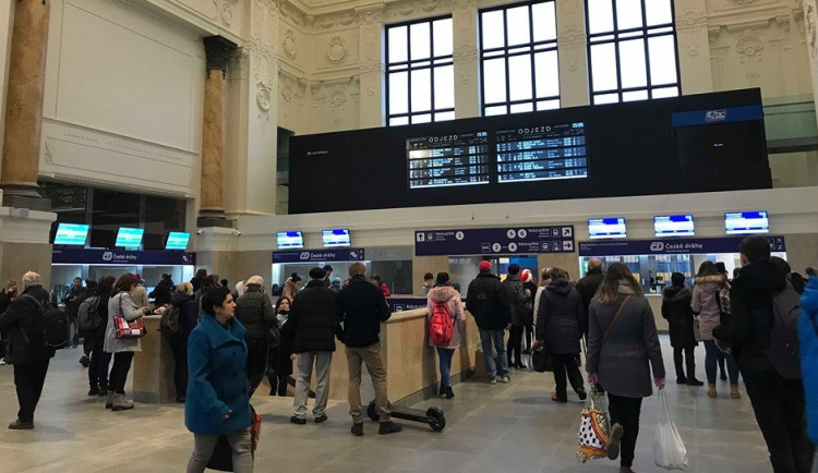 Konec sedmikrásek nad Brnem. Slavnou píseň nahradí na brněnském nádraží univerzální znělka