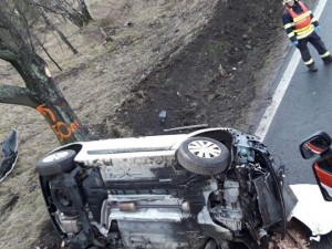 Auto skončilo převrácené na boku