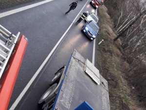 Auto skončilo převrácené na boku