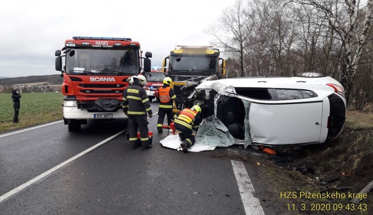 Průjezd zrádnou zatáčkou za Chválenicemi nezvládl další automobil