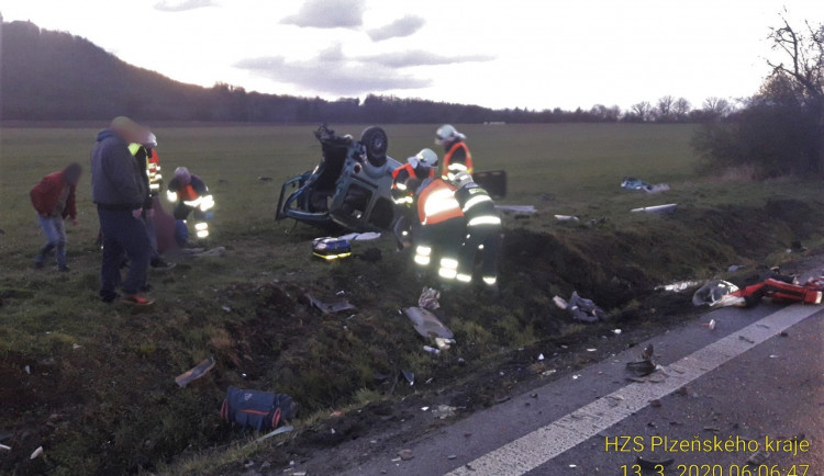 Hasiči a záchranáři zasahují u nehody dvou automobilů na jižním Plzeňsku