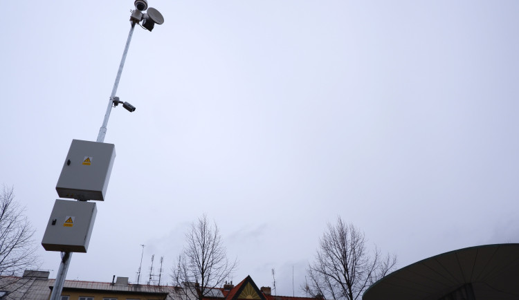 Sloup v Habrmanově parku, na který bude umístěn nový hotspot pro Wi-Fi zdarma