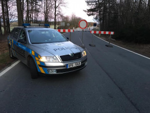 Policisté v terénu na západě Čech kontrolují dodržování vládních opatření