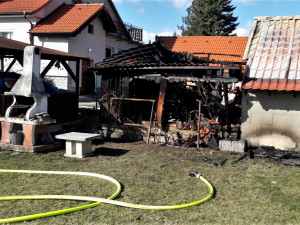 Plameny zlikvidovaly velkou kůlnu u rodinného domu na Klatovsku