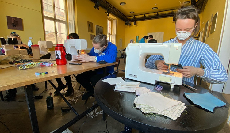 FOTO: Dobro v časech korony. Dobrovolníci v Brně šijí roušky
