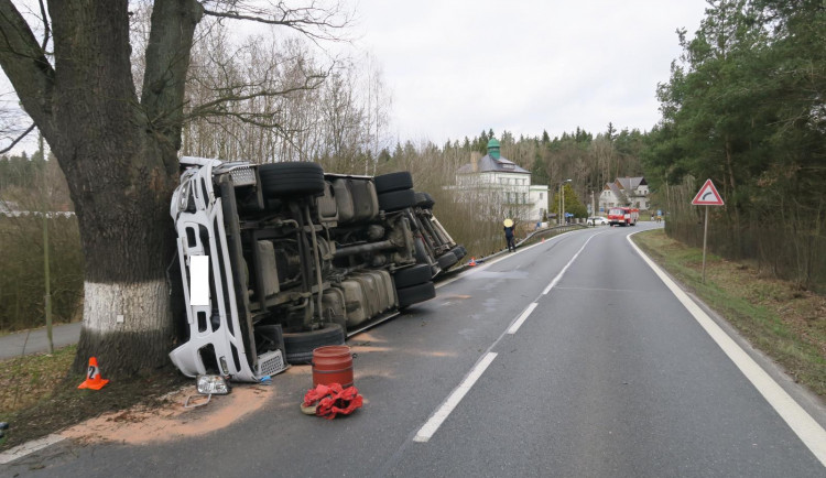 Kamion se převrátil na bok v obci Babylon na Domažlicku a následně narazil do stromu