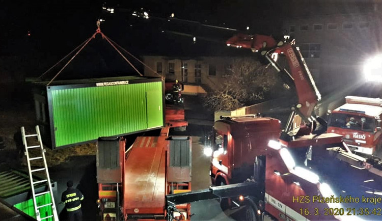 V kraji je stále jen 11 osob nakažených koronavirem, hasiči budovali stacionární odběrová místa