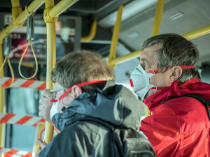 Tvrdší opatření! Do plzeňské MHD od čtvrtka už jen s rouškou nebo s respirátorem